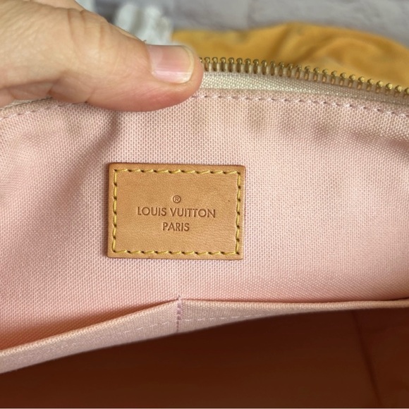 Louis Vuitton - Picture 10 of 14